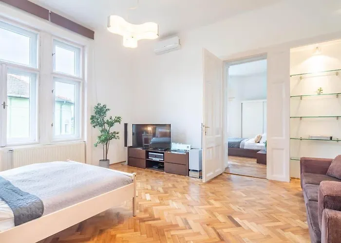 Super Large - Super Comfy With Balcony